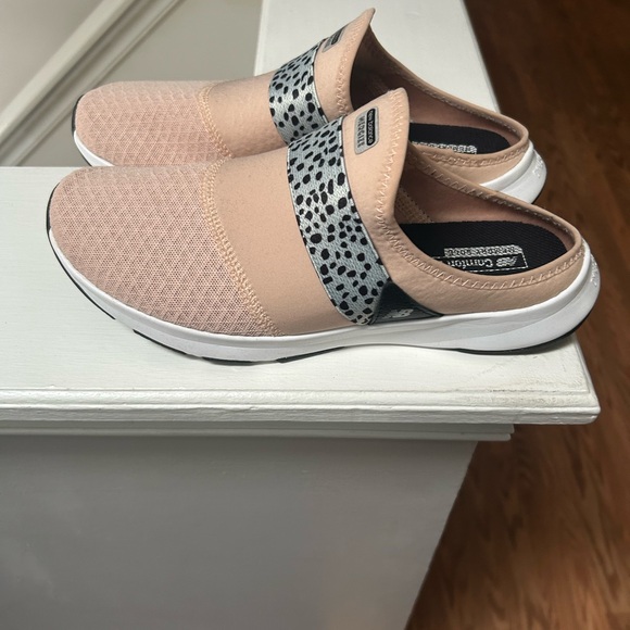 New balance slip on sneakers. - Picture 2 of 4